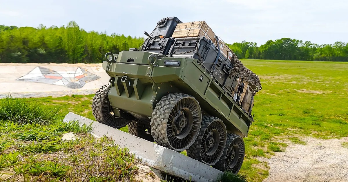 自主军用6x6电驱平台具备全地形机动能力